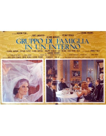 GRUPPO DI FAMIGLIA IN UN INTERNO