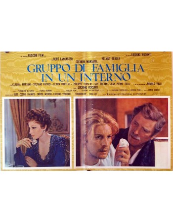 GRUPPO DI FAMIGLIA IN UN INTERNO