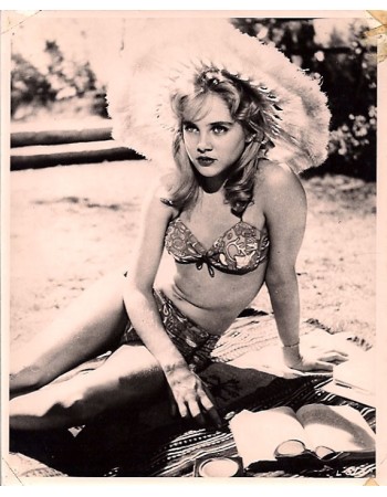 SUE LYON