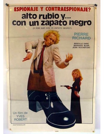 LE GRAND BLOND AVEC UN CHAUSSURE NOIR