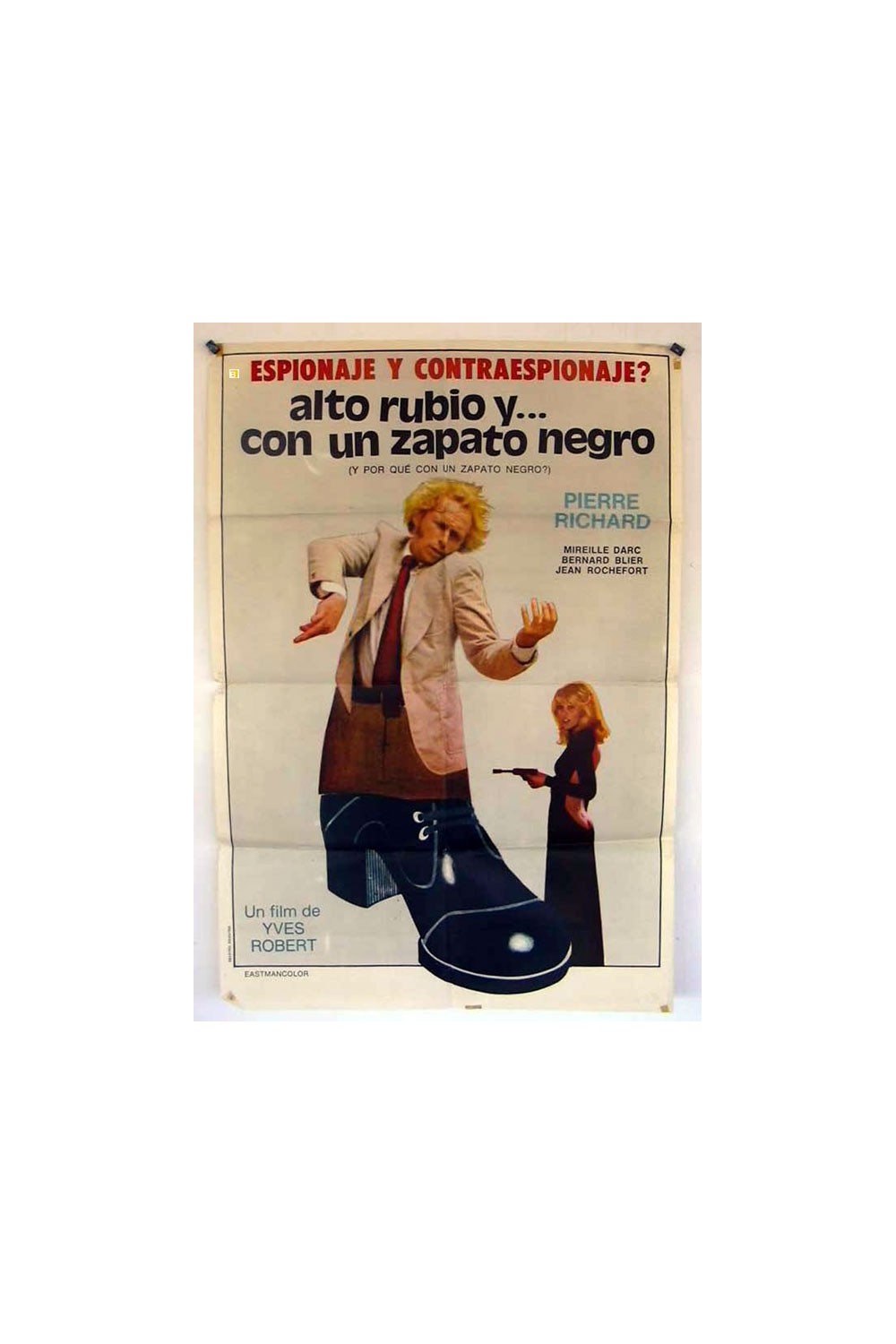 LE GRAND BLOND AVEC UN CHAUSSURE NOIR