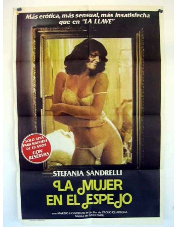 UNA DONNA ALLO SPECCHIO