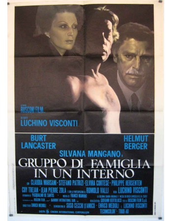 GRUPPO DI FAMIGLIA IN UN INTERNO